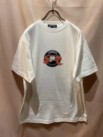 ARMED 주먹 티셔츠 화이트