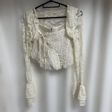 MAISON SPECIAL 화이트 레이스 크롭 뷔스티에
