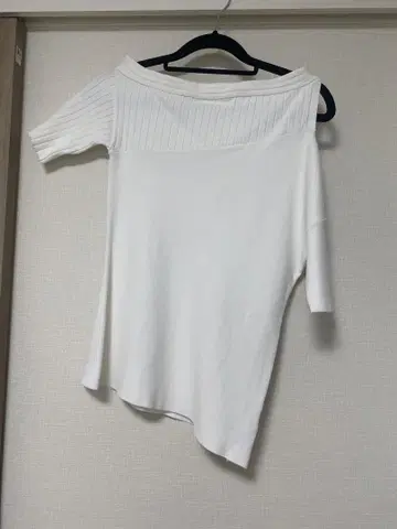 UN3D. 비대칭 숄더 니트 탑 화이트