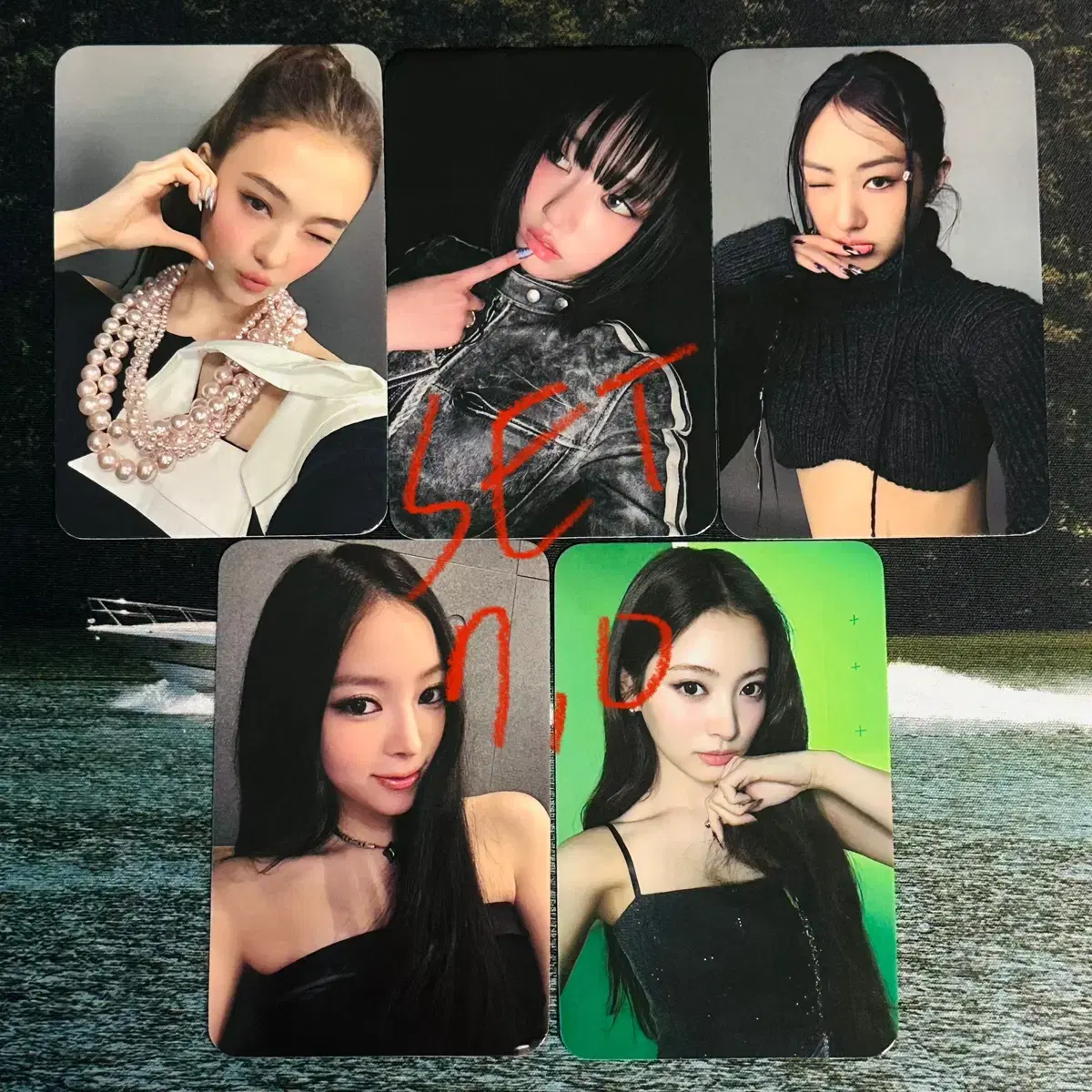 MEOVV Who's fan pre-order benefit photocard set wts
