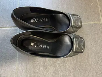 D.IANA 블랙 힐 펌프스
