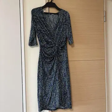 네이비와 멀티 컬러의 꽃무늬 원피스 아모와르 카프리스 EGERIE