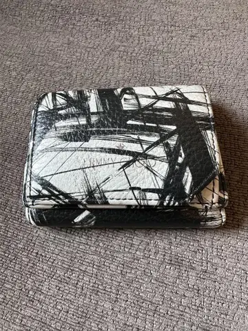 JIMMY CHOO 아트 프린트 3단 폴더형 지갑