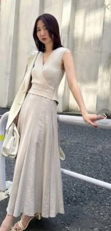 슬리브리스 랩 스타일 롱 원피스 베이지