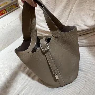 새상품급 그레이 락 참 포함 핸드백 피코탄
