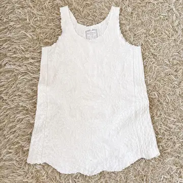 새상품급 BEARDSLEY 자수 슬리브리스 탑 화이트