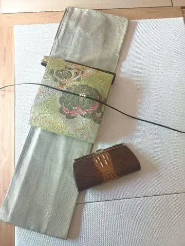 앤티크한 향기가 나는 검은 국화 부푼 직조(?) 나고야 오비 순수 실크