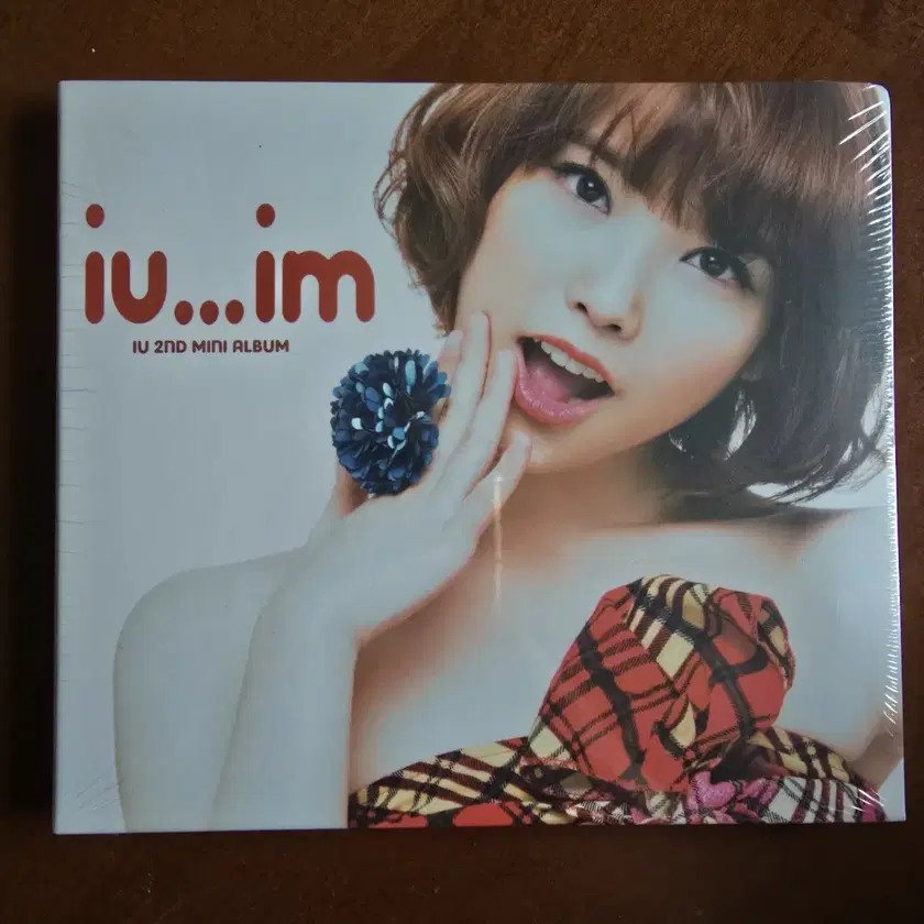 IU - IU [IUIM] 2nd Mini Album CD+Booklet+Tracking Number