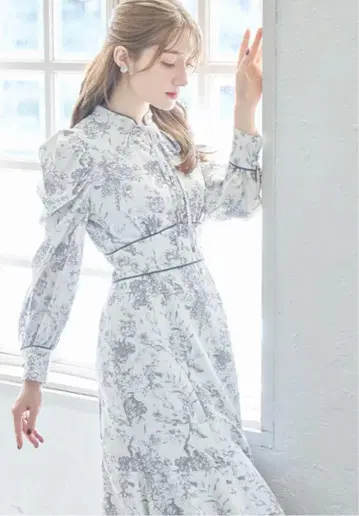 리본이 달린 스탠드 카라 클래시컬 플라워 프린트 머메이드 원피스