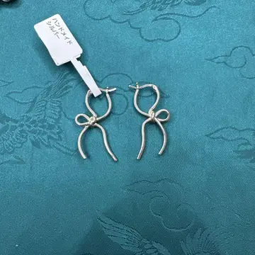 리본 모티브 실버 후프 귀걸이