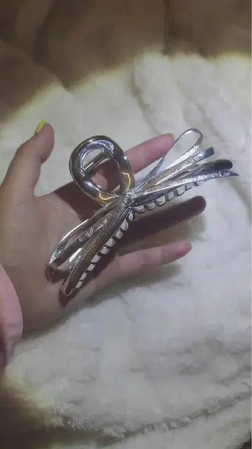 실버 리본형 헤어 클립