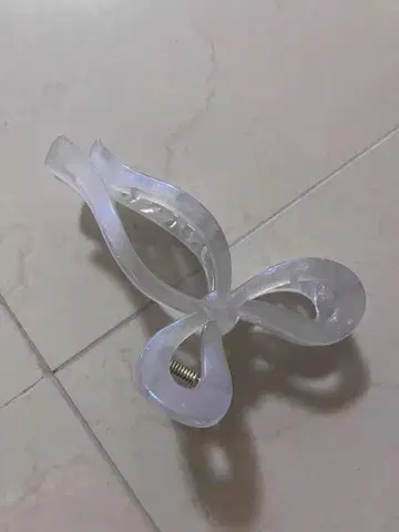 나비 모양의 투명 헤어 클립