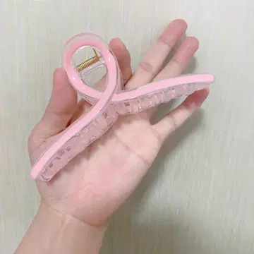 핑크 플라스틱 헤어 클립