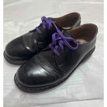 블랙 가죽 신발 보라색 신발끈