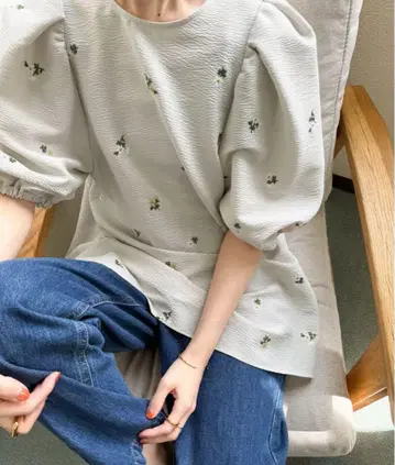 이번 시즌 새상품 어반 리서치 도어스 퍼프 슬리브 자수 블라우스