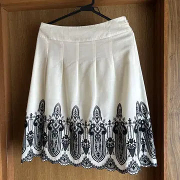 아이보리 자수 플레어 스커트