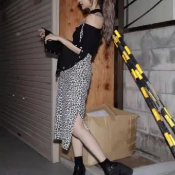 레오파드 무늬 슬릿 미디 스커트
