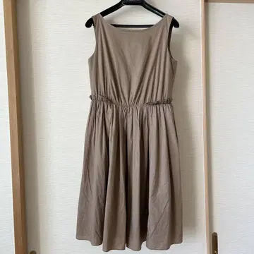 브라운 슬리브리스 무릎 기장 원피스