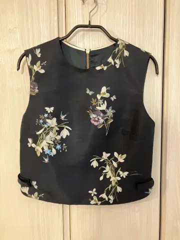 TED BAKER 새상품급 슬리브리스 탑