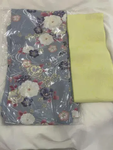 파란색 꽃무늬 유카타와 노랑 오비 세트 스카이블루