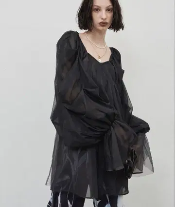 볼륨 개더 슬리브 블라우스
