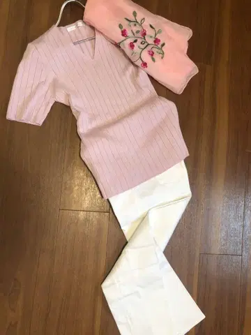 핑크 상의와 유니클로 화이트 팬츠 셋업