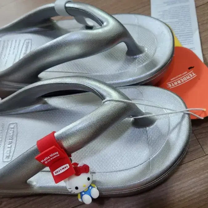 Toe&Toe Flip-Flop Xero Gravity Plumpy Hello Kitty Charm Tag