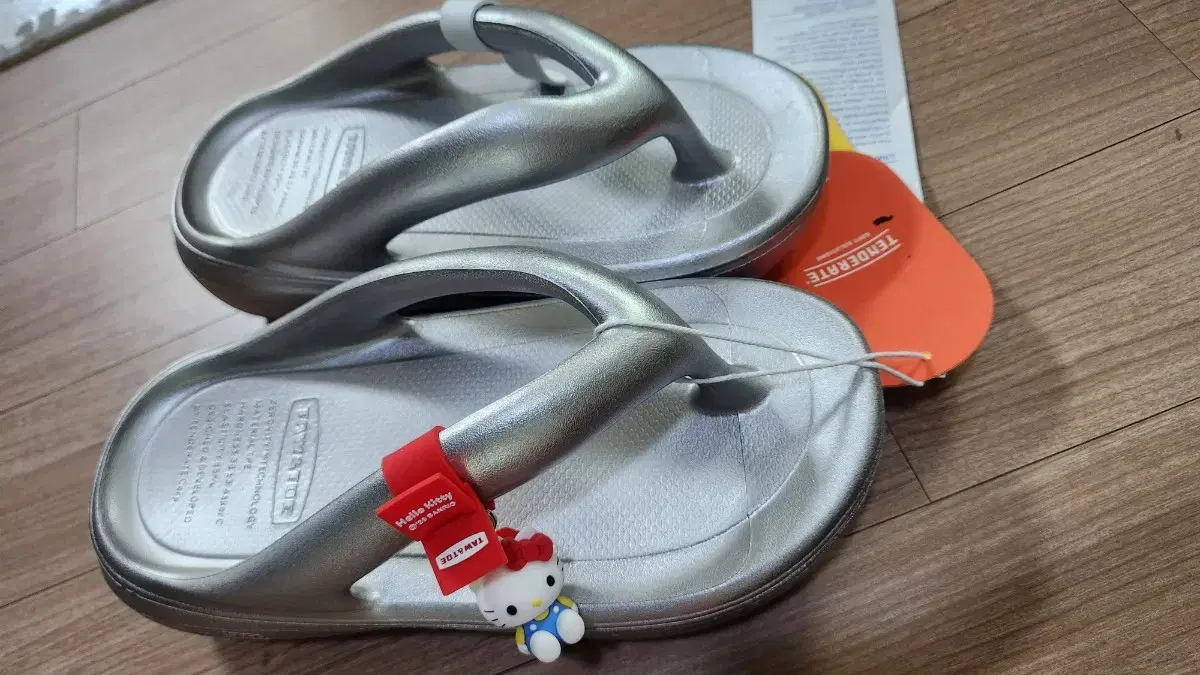 Toe & Toe Hello Kitty Charm Women's Thong Sandals, New, 240