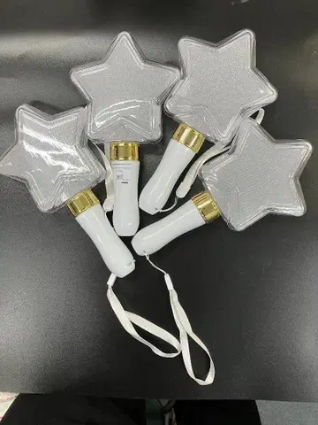 별 모양의 펜라이트 4개 세트