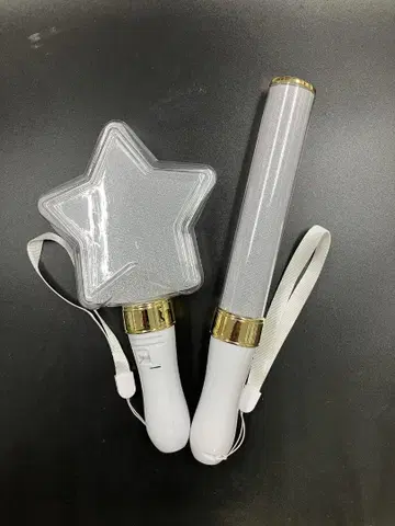 별 모양의 펜라이트와 펜라이트
