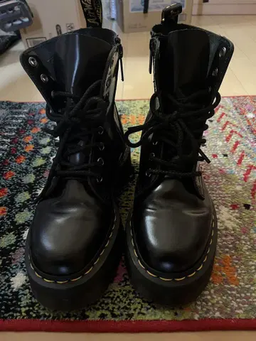 Dr.Martens JADON 8홀 부츠 통굽