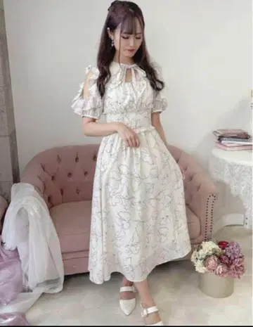evelyn 에블린 어깨가 파인 꽃무늬 플라워 무늬 프릴 원피스 화이트