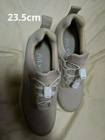 Halmeq 베이지 스니커즈