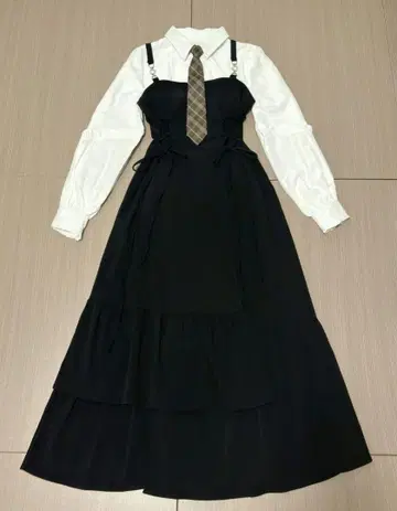 블랙 셔츠 스커트 셋업 넥타이 포함