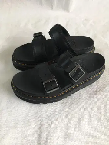 미사용 새상품 Dr.Martens 통굽 샌들 블랙 26cm