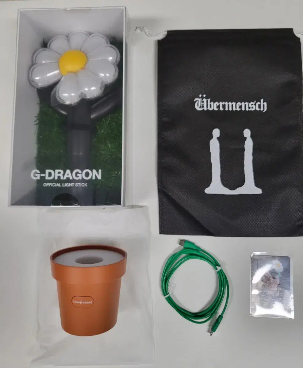Sealed) G-dragon GD lightstick + cradle + poca + pouch