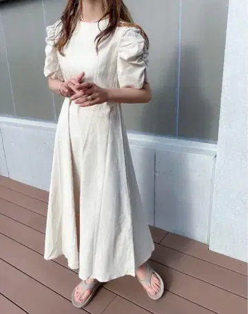 디홀릭 개더 퍼프 슬리브 린넨 원피스 베이지