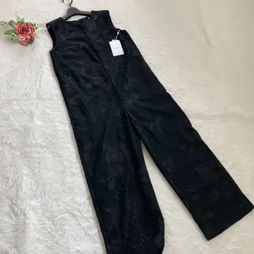 새상품 AMERI NORA FLOWER EMBROIDERY ROMPERS