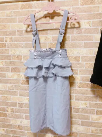프릴이 달린 타이트 스커트