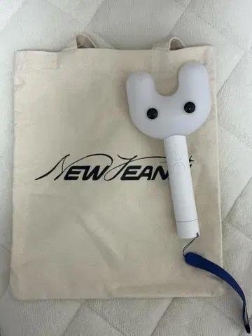 NEWJEANS 응원봉 화이트 토트백 포함