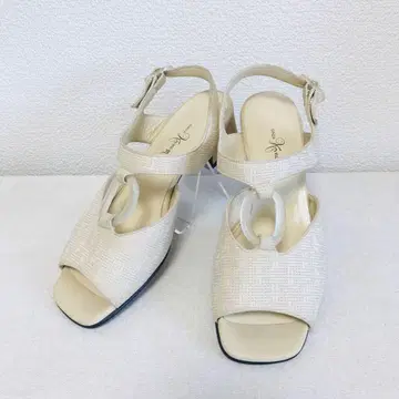 긴자 카네마츠 오픈토 백 스트랩 샌들 24.5