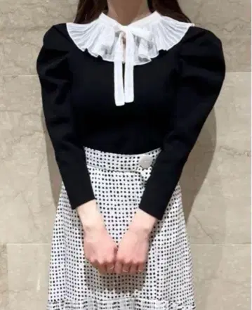 SNIDEL 프릴 옷깃 블랙 니트