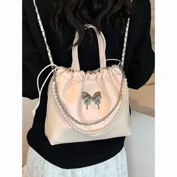 나비 장식이 있는 숄더백