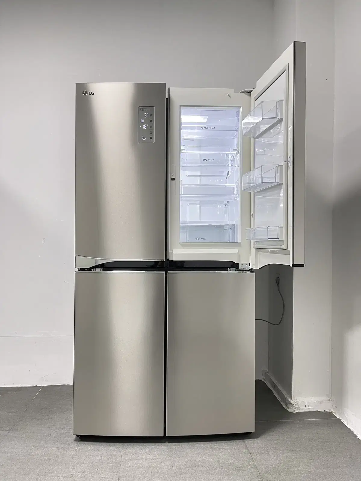 131 LG 600-liter Class 4-Door Used Refrigerator, Semi-Built-In 671-liter Metal