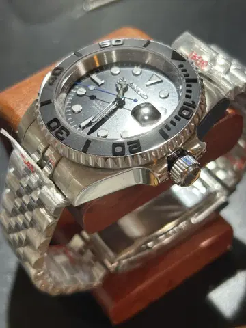 커스텀 MOD NH35A 오토매틱 와인딩 탑재 블랙 베젤 40mm