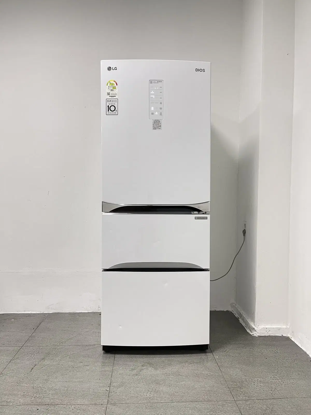 355 LG DIOS 327-liter Used Kimchi Refrigerator, Stand Type, White, Clean Condition