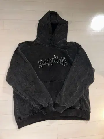Supplier 라메 자수 다크 그레이 후드티