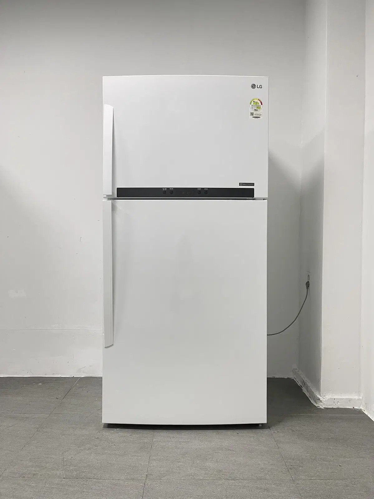705 LG 596-liter Used Refrigerator, Top Condition, No Discoloration, White, Special Freezing Function