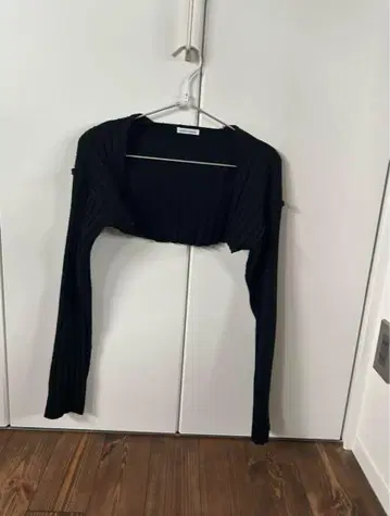 숏 기장 가디건