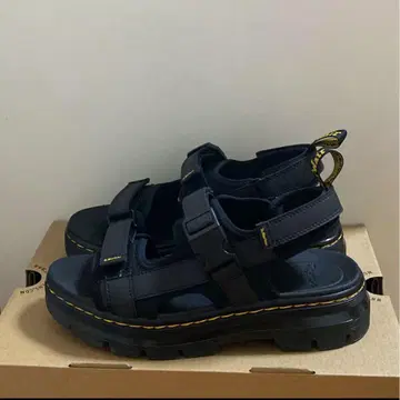 Dr.Martens 포레스터 샌들